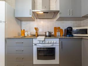 リウマルにあるHoliday Home Gaviota 6 by Interhomeのキッチン(白いキャビネット、コンロ付)