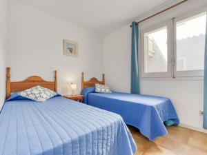 Postel nebo postele na pokoji v ubytování Apartment Platja de Roses-10 by Interhome