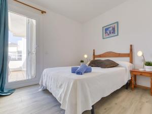 Säng eller sängar i ett rum på Apartment Platja de Roses-3 by Interhome