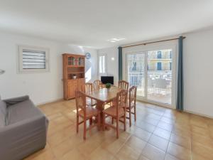 Posezení v ubytování Apartment Platja de Roses-10 by Interhome + 23 fotografií
