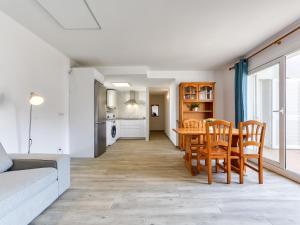 Ett kök eller pentry på Apartment Platja de Roses-3 by Interhome