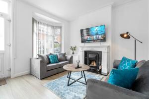 a living room with a couch and a fireplace at Stylish 3 Bedroom House - WIFI - NETFLIX - Parking - Garden - 11T in Birmingham