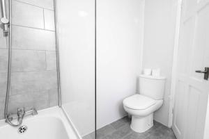 bagno bianco con servizi igienici e doccia di Stylish 3 Bedroom House - WIFI - NETFLIX - Parking - Garden - 11T a Birmingham