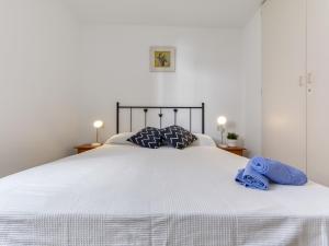 ロザスにあるApartment Platja de Roses-11 by Interhomeのベッドルーム1室(大きな白いベッド1台、枕2つ付)