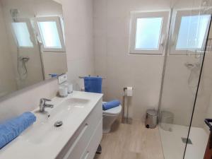uma casa de banho com um lavatório, um WC e um chuveiro em Holiday Home Masirope by Interhome em Xàbia
