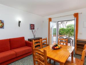 una sala de estar con una mesa y un sofá en Holiday Home La Llevantina by Interhome, en L'Escala