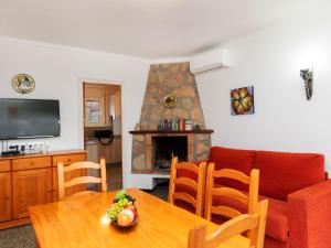 una sala de estar con una mesa y un sofá en Holiday Home La Llevantina by Interhome, en L'Escala