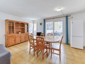 Kuchyň nebo kuchyňský kout v ubytování Apartment Platja de Roses-2 by Interhome