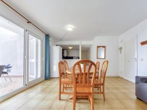Kuchyň nebo kuchyňský kout v ubytování Apartment Platja de Roses-2 by Interhome