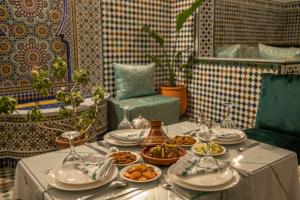 非斯的住宿－Riad dar Yamna，一张桌子,上面放着食物盘