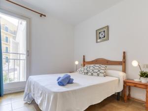 En eller flere senger på et rom på Apartment Platja de Roses-5 by Interhome