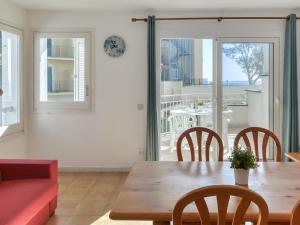 Posedenie v ubytovaní Apartment Platja de Roses-5 by Interhome