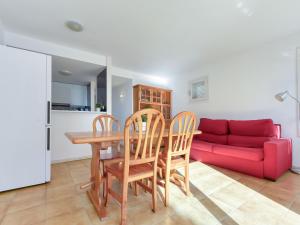 Kuchyňa alebo kuchynka v ubytovaní Apartment Platja de Roses-5 by Interhome