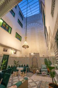 um grande átrio com um lustre num edifício em Riad dar Yamna em Fez