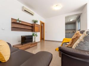 ein Wohnzimmer mit Sofa und Fernseher in der Unterkunft Holiday Home Gaviota 12 by Interhome in Riumar + 22 Fotos