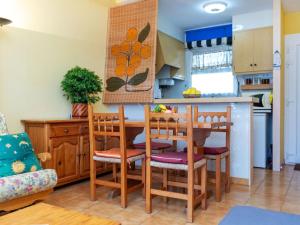 レスカラにあるApartment Residencial Gran Sol by Interhomeのキッチン、ダイニングルーム(テーブル、椅子付)