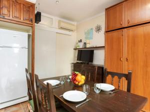 - une cuisine avec une table et un bol de fruits dans l'établissement Apartment Anfora 9 by Interhome, à Sant Martí d’Empúries