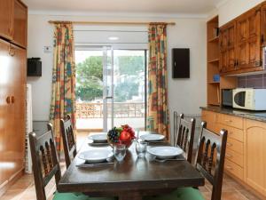 une salle à manger avec une table et des chaises ainsi qu'une cuisine dans l'établissement Apartment Anfora 9 by Interhome, à Sant Martí d’Empúries