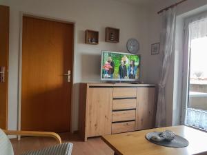 een woonkamer met een tv op een dressoir bij Apartment Norderney by Interhome in Dornumersiel