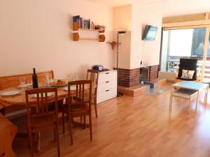 een eetkamer met een tafel en stoelen en een televisie bij Apartment Rosablanche A24 by Interhome in Siviez