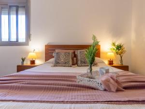 una camera con un grande letto e un vassoio di Holiday Home Gaviota 1 by Interhome a Riumar