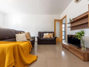 un soggiorno con divano e TV di Holiday Home Gaviota 1 by Interhome a Riumar