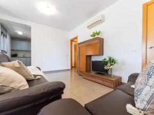 Televízia a/alebo spoločenská miestnosť v ubytovaní Holiday Home Gaviota 11 by Interhome