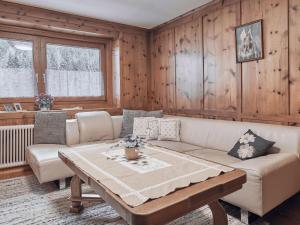 uma sala de estar com um sofá e uma mesa em Holiday Home Wiese by Interhome em Oberlehn