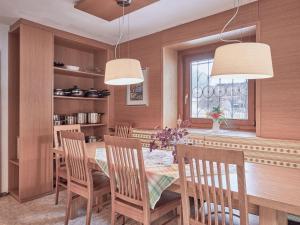 uma sala de jantar com mesa e cadeiras em Holiday Home Wiese by Interhome em Oberlehn