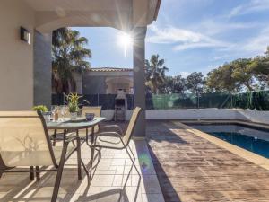 Bazén v ubytovaní Holiday Home Gaviota 10 by Interhome alebo v jeho blízkosti