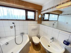 y baño con bañera, aseo y lavamanos. en Holiday Home Ferienpark Vorauf-3 by Interhome, en Molberting