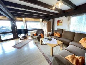 sala de estar con sofá y TV en Holiday Home Ferienpark Vorauf-3 by Interhome, en Molberting