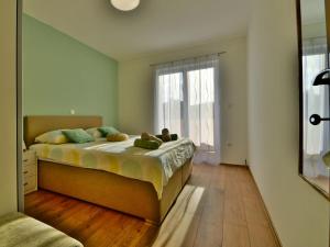 um quarto com uma cama com dois ursinhos de peluche em Apartment Lucija-1 by Interhome em Kampor