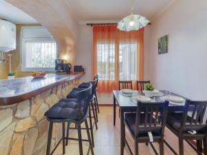 エンプリアブラバにあるHoliday Home Requesens by Interhomeのキッチン、ダイニングルーム(テーブル、椅子付)