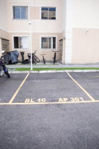 a parking lot with bikes parked in front of a building at Apto otima localizacao e Wi-Fi em Serra ES in Serra