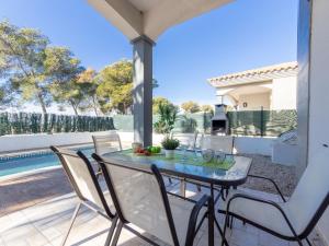 Bazén v ubytovaní Holiday Home Gaviota 7 by Interhome alebo v jeho blízkosti