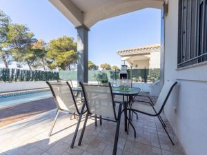 Bazén v ubytovaní Holiday Home Gaviota 7 by Interhome alebo v jeho blízkosti