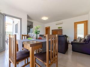 comedor y sala de estar con mesa y sillas en Holiday Home Gaviota 2 by Interhome, en Riumar