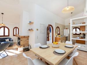 ペニスコラにあるHoliday Home Schütze - PEA120 by Interhomeのキッチン、リビングルーム(木製テーブル、椅子付)
