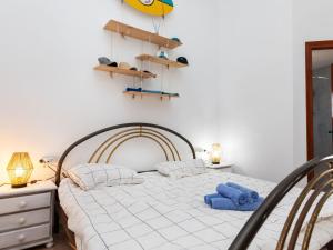 ペニスコラにあるHoliday Home Schütze - PEA120 by Interhomeのベッドルーム1室(青いタオル2枚付)