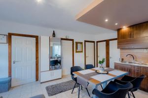Kuchyňa alebo kuchynka v ubytovaní Fatima apartman + 10 fotografií