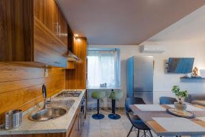 Kuchyňa alebo kuchynka v ubytovaní Fatima apartman
