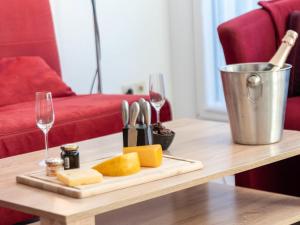 ein Tablett mit Käse und Weingläsern auf dem Tisch in der Unterkunft Apartment Am Deich by Interhome in Norddeich