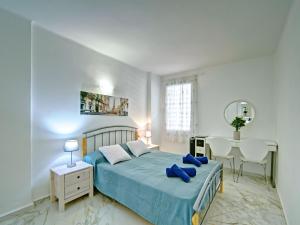 - une chambre avec un lit, une table et des chaises dans l'établissement Apartment L'Ancora by Interhome, à Jávea