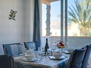 - une table à manger avec des verres et une bouteille de vin dans l'établissement Apartment L'Ancora by Interhome, à Jávea