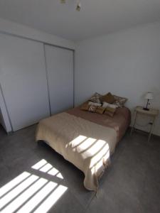 - une chambre avec un lit baigné de soleil dans l'établissement La Casita en Tandil, à Tandil