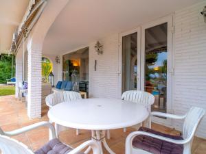 Patio alebo iná vonkajšia časť ubytovania Villa Volver by Interhome