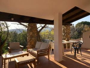 d'une terrasse avec une table et des chaises et une vue. dans l'établissement Patio on the Simius beach, à Simius