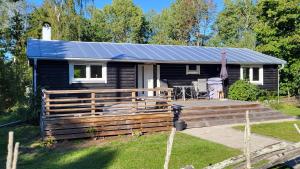 a black tiny house with a solar roof at La Casa Valtersson in Oskarshamn