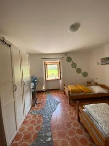 um pequeno quarto com 2 camas e uma janela em Nicoletta Spirito del Tibet em San Leo